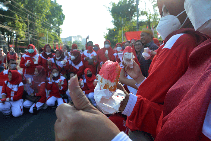 Pemkot Semarang membagikan 4.577 kue merah putih kepada 4.577 peserta apel HUT ke-77 Kemerdekaan RI di depan Balai Kota Semarang, Jawa Tengah, Jumat (5/8/2022).