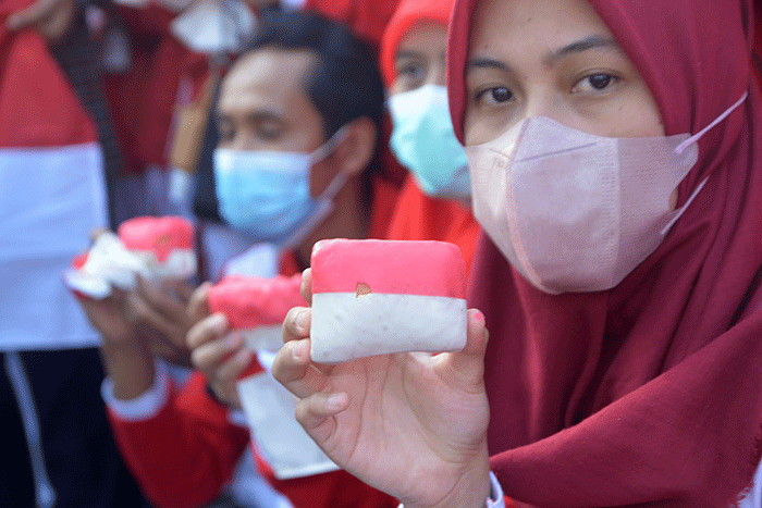 Pemkot Semarang membagikan 4.577 kue merah putih kepada 4.577 peserta apel HUT ke-77 Kemerdekaan RI di depan Balai Kota Semarang, Jawa Tengah, Jumat (5/8/2022).