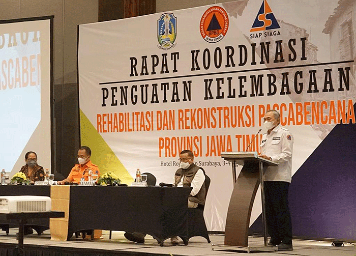 Kepala Pelaksana BPBD Jatim Budi Santosa, menyampaian materi dalam Rapat Koordinasi Penguatan Kelembagaan Rehabilitasi dan Rekonstruksi Pasca Bencana.