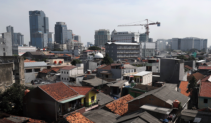 Foto permukiman warga dan gedung bertingkat di kawasan Jakarta Pusat, Sabtu (6/8/2022).