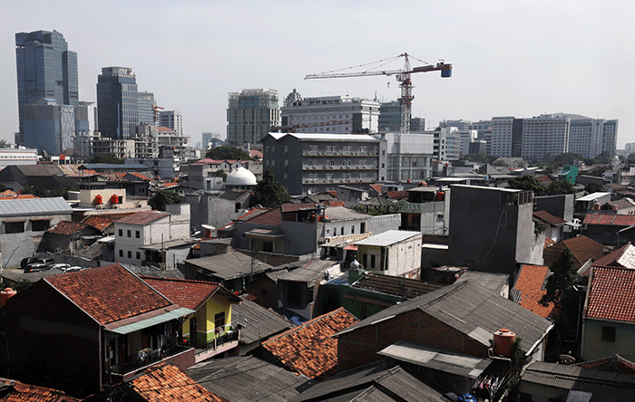 Foto permukiman warga dan gedung bertingkat di kawasan Jakarta Pusat, Sabtu (6/8/2022).