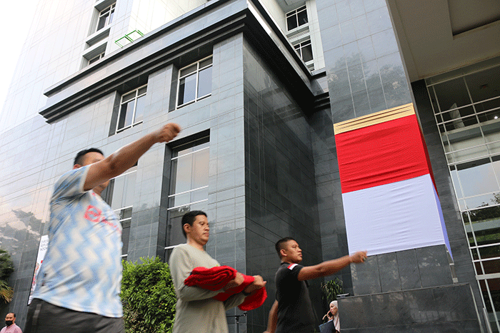 Pegawai Pengadilan Negeri Jakarta Pusat melakukan latihan persiapan upacara untuk memperingati HUT Kemerdekaan RI ke 77.