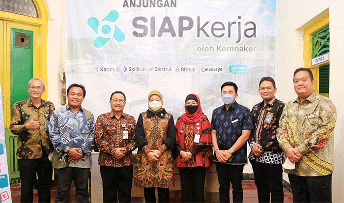 Menteri Ketenagakerjaan Ida Fauziyah, melakukan peletakan batu pertama pembangunan Anjungan SIAPkerja di Kawasan Industri Terpadu Batang (KITB) Jawa Tengah.