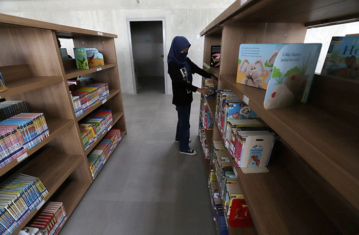 Petugas merapikan buku di Perpustakaan Umum Daerah Provinsi DKI Jakarta, Taman Ismail Marzuki, Cikini, Jakarta Pusat, Sabtu (6/8/2022).