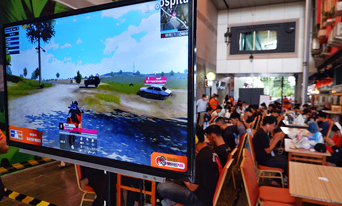 Peserta mengikuti ajang Liga PlayerUnknown's Battlegrounds (PUBG) di Mal Ratu Indah (MaRI), Kota Makassar, Sabtu (6/8/2022).