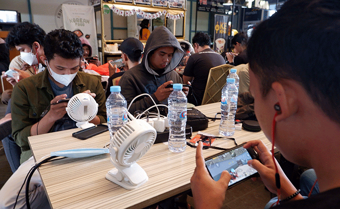 Peserta mengikuti ajang Liga PlayerUnknown's Battlegrounds (PUBG) di Mal Ratu Indah (MaRI), Kota Makassar, Sabtu (6/8/2022).
