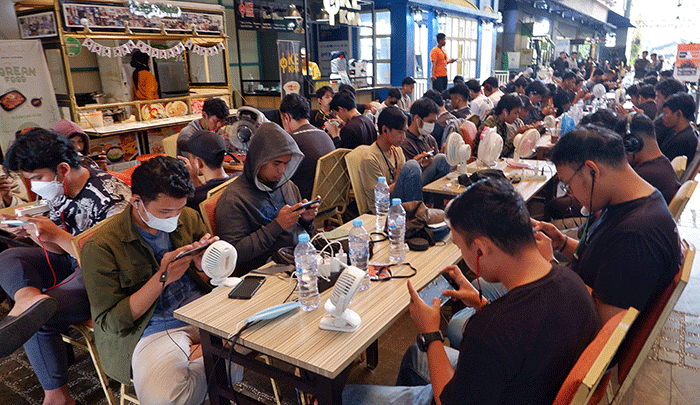 Peserta mengikuti ajang Liga PlayerUnknown's Battlegrounds (PUBG) di Mal Ratu Indah (MaRI), Kota Makassar, Sabtu (6/8/2022).