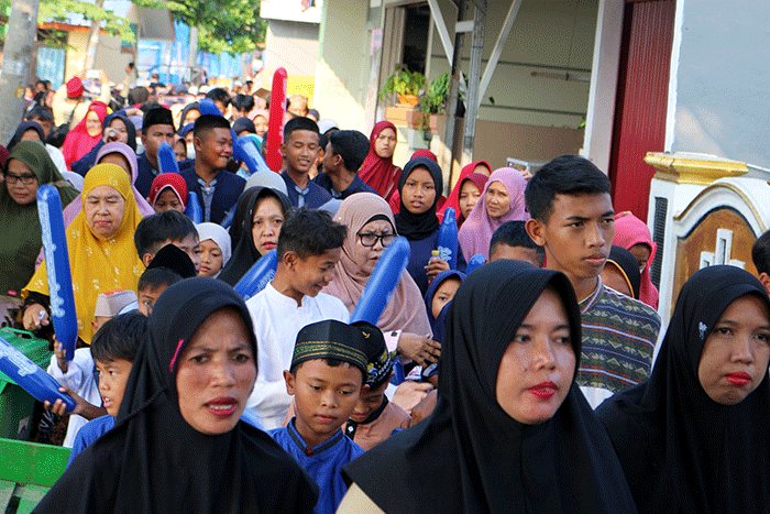 Dalam memeriahkan 10 Muharam 1444 H warga pulau Panggang, Kepulauan Seribu Utara, Provinsi DKI Jakarta berkeliling kampung  bersama anak yatim, Senin (8/8/2022)