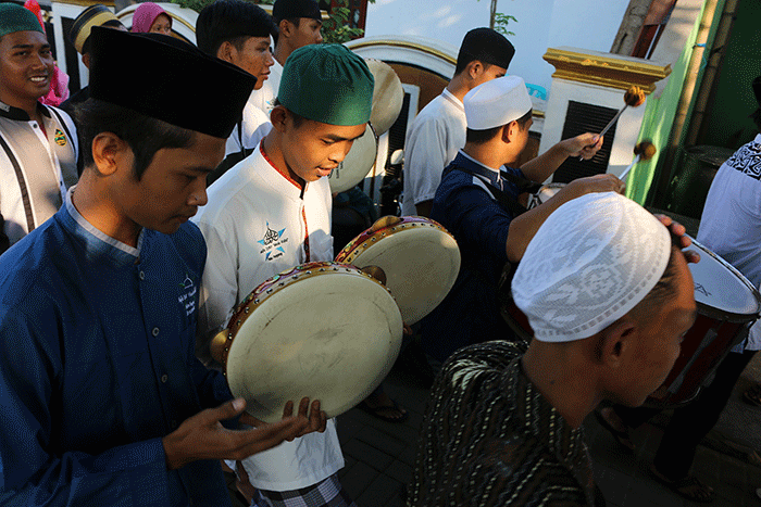 Dalam memeriahkan 10 Muharam 1444 H warga pulau Panggang, Kepulauan Seribu Utara, Provinsi DKI Jakarta berkeliling kampung  bersama anak yatim, Senin (8/8/2022)