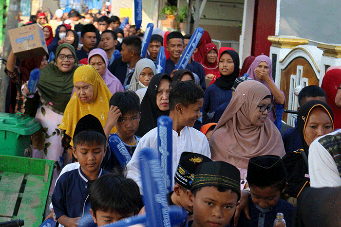Dalam memeriahkan 10 Muharam 1444 H warga pulau Panggang, Kepulauan Seribu Utara, Provinsi DKI Jakarta berkeliling kampung  bersama anak yatim, Senin (8/8/2022)