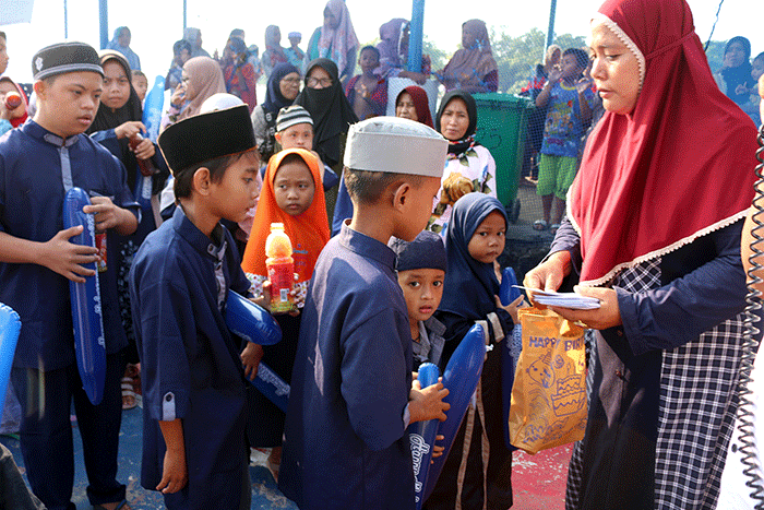 Dalam memeriahkan 10 Muharam 1444 H warga pulau Panggang, Kepulauan Seribu Utara, Provinsi DKI Jakarta berkeliling kampung  bersama anak yatim, Senin (8/8/2022)