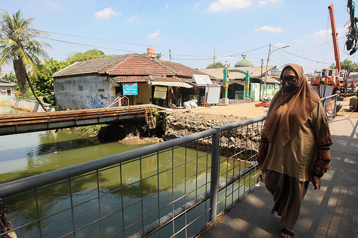 Warga melihat progres revitalisasi Jembatan Cibubur di Jalan Lapangan Tembak, Jakarta Timur, Senin (8/8/2022).