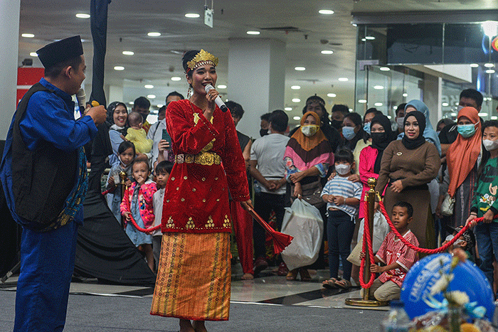 Atraksi Barongsai pada acara penutupan Pekan Adat ke-III Sumatera Selatan di Atrium Pusat Perbelanjaan Palembang Trade Center, Minggu (7/8/2022).