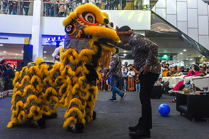 Atraksi Barongsai pada acara penutupan Pekan Adat ke-III Sumatera Selatan di Atrium Pusat Perbelanjaan Palembang Trade Center, Minggu (7/8/2022).