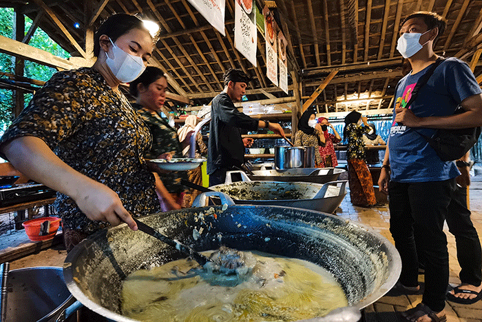 Pengunjung saat menikmati makanan yang di sajikan dengan suasana Tempat berkonsep menyatu dengan alam di Tangerang Selatan, Minggu (7/8/2022).