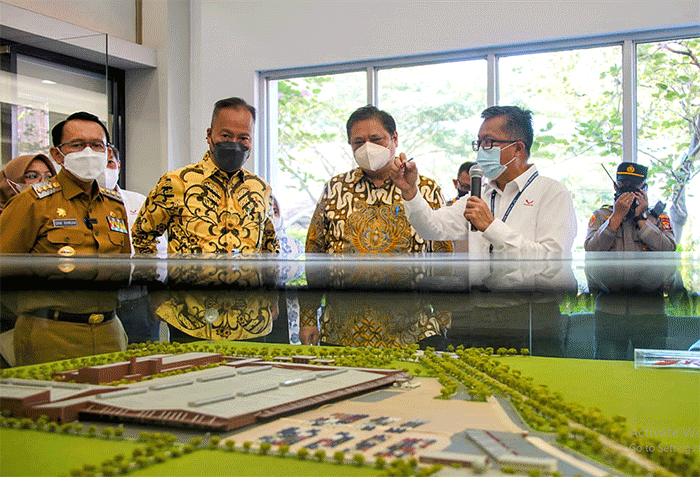 Menko Airlangga secara resmi membuka acara peluncuran produksi perdana mobil Wuling Air EV buatan Indonesia di Cikarang, Jawa Barat, Senin (8/8/2022).