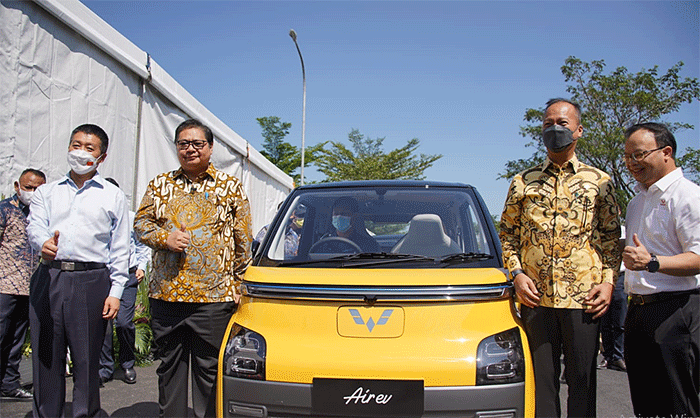 Menko Airlangga secara resmi membuka acara peluncuran produksi perdana mobil Wuling Air EV buatan Indonesia di Cikarang, Jawa Barat, Senin (8/8/2022).