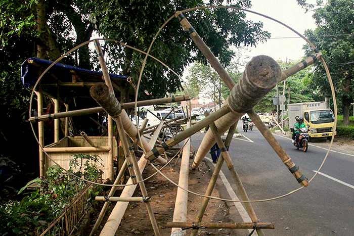 Pekerja menyelesaikan pembuatan batang pohon pinang yang digunakan untuk lomba perayaan HUT RI ke-77 di kawasan Jakarta Selatan, Senin (8/8/2022).