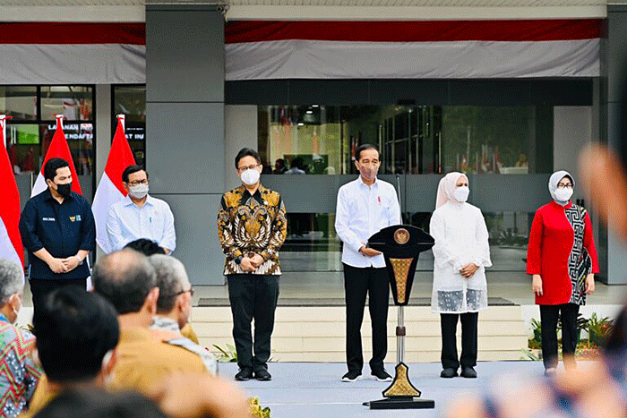Presiden Jokowi dan Ibu Iriana meninjau fasilitas gedung baru RSUD dr. Soedarso.