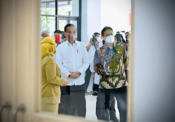 Presiden Jokowi dan Ibu Iriana meninjau fasilitas gedung baru RSUD dr. Soedarso.