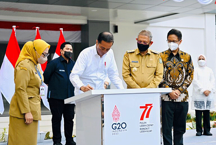 Presiden Jokowi dan Ibu Iriana meninjau fasilitas gedung baru RSUD dr. Soedarso.