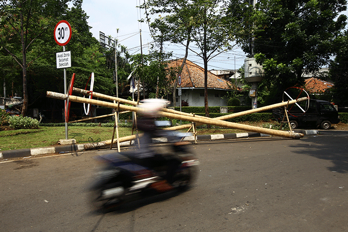 Penjual batang pohon pinang menunggu pembeli di kawasan Manggarai, Jakarta Selatan, Selasa (9/8/2022).
