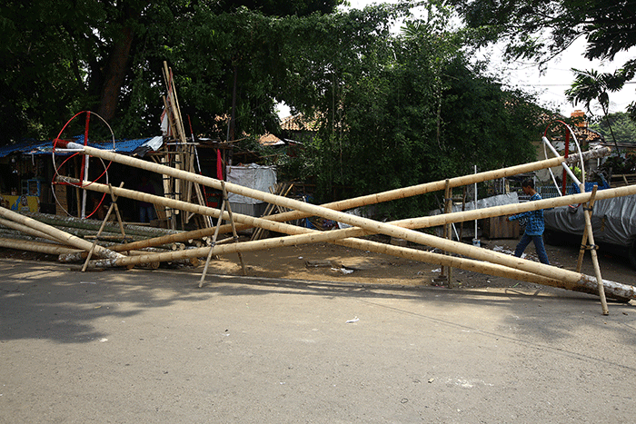 Penjual batang pohon pinang menunggu pembeli di kawasan Manggarai, Jakarta Selatan, Selasa (9/8/2022).