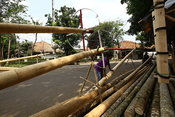 Penjual batang pohon pinang menunggu pembeli di kawasan Manggarai, Jakarta Selatan, Selasa (9/8/2022).