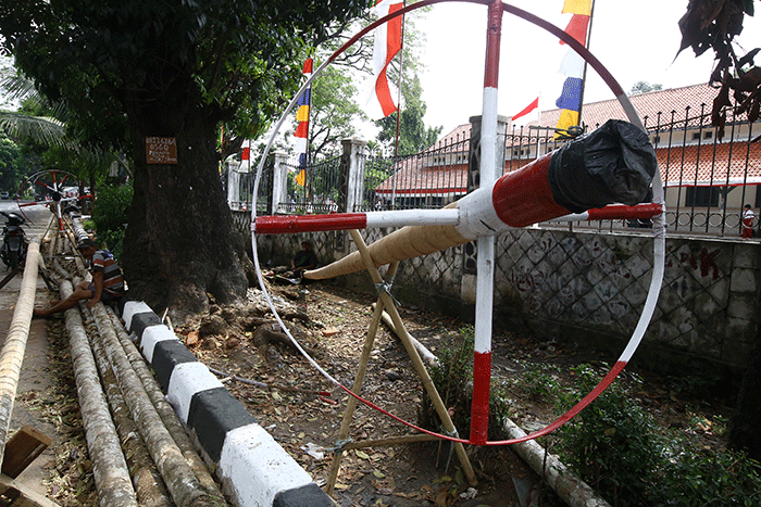 Penjual batang pohon pinang menunggu pembeli di kawasan Manggarai, Jakarta Selatan, Selasa (9/8/2022).