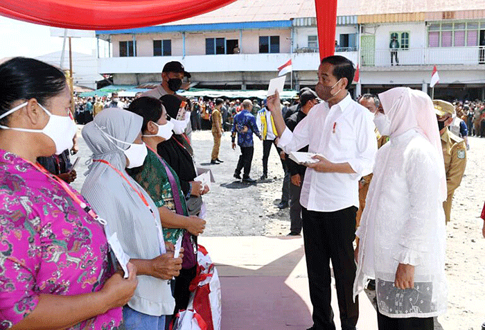 Presiden Joko Widodo didampingi Ibu Iriana Joko Widodo menyerahkan Bantuan Modal Kerja (BMK) dan Bantuan Langsung Tunai (BLT) minyak goreng.
