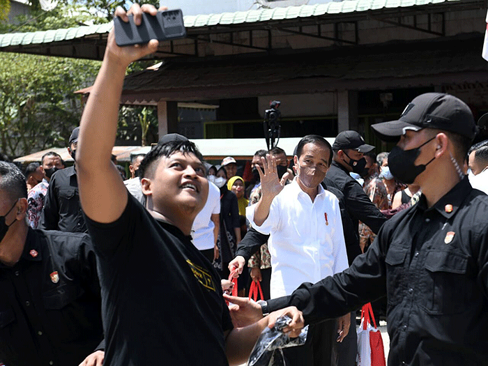 Presiden Joko Widodo didampingi Ibu Iriana Joko Widodo menyerahkan Bantuan Modal Kerja (BMK) dan Bantuan Langsung Tunai (BLT) minyak goreng.