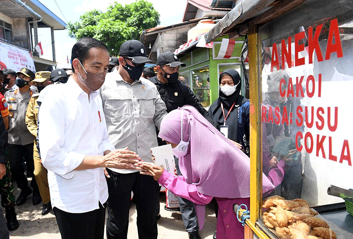 Presiden Joko Widodo didampingi Ibu Iriana Joko Widodo menyerahkan Bantuan Modal Kerja (BMK) dan Bantuan Langsung Tunai (BLT) minyak goreng.
