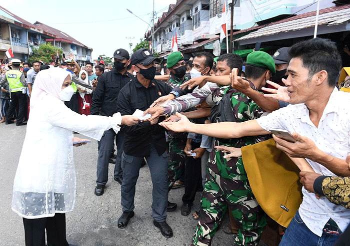 Presiden Joko Widodo didampingi Ibu Iriana Joko Widodo menyerahkan Bantuan Modal Kerja (BMK) dan Bantuan Langsung Tunai (BLT) minyak goreng.