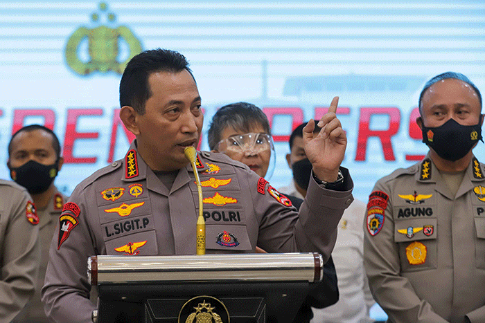Kapolri Jenderal Listyo Sigit Prabowo (tengah) bersama jajaran memberikan keterengan saat konferensi pers di Gedung rupatama Mabes Polri.