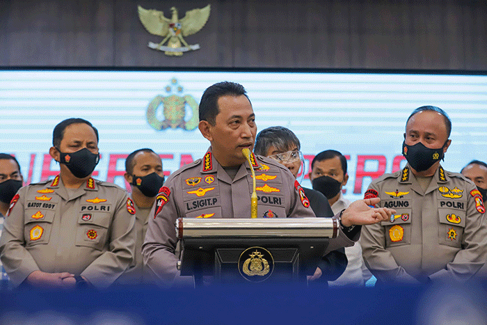 Kapolri Jenderal Listyo Sigit Prabowo (tengah) bersama jajaran memberikan keterengan saat konferensi pers di Gedung rupatama Mabes Polri.