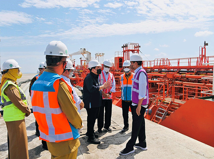 Presiden Joko Widodo didampingi Ibu Iriana Joko Widodo meresmikan pembangunan Terminal Kijing Pelabuhan Pontianak yang terletak di Kabupaten Mempawah.