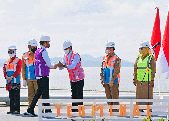 Presiden Joko Widodo didampingi Ibu Iriana Joko Widodo meresmikan pembangunan Terminal Kijing Pelabuhan Pontianak yang terletak di Kabupaten Mempawah.