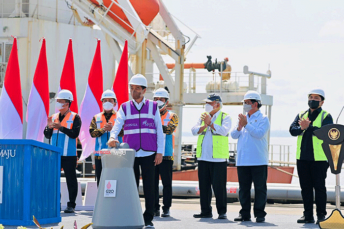 Presiden Joko Widodo didampingi Ibu Iriana Joko Widodo meresmikan pembangunan Terminal Kijing Pelabuhan Pontianak yang terletak di Kabupaten Mempawah.