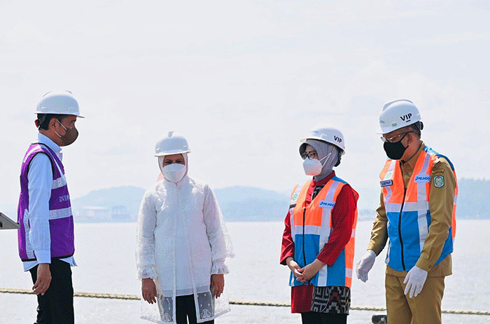 Presiden Joko Widodo didampingi Ibu Iriana Joko Widodo meresmikan pembangunan Terminal Kijing Pelabuhan Pontianak yang terletak di Kabupaten Mempawah.