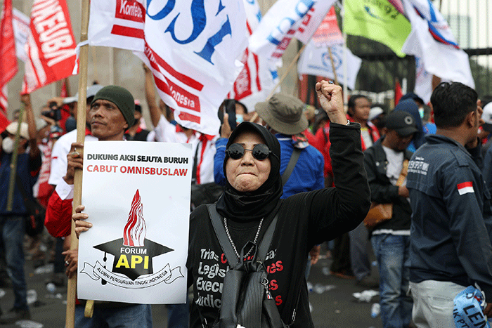Sejumlah buruh mengikuti aksi unjuk rasa di depan gedung DPR, Jakarta, Rabu (10/8/2022).