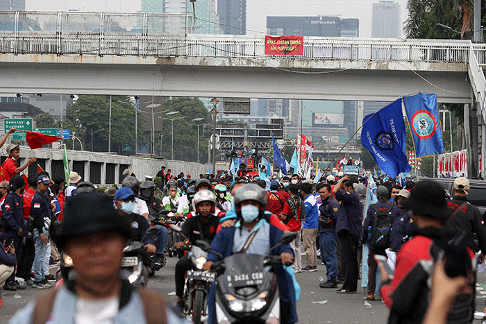 Sejumlah buruh mengikuti aksi unjuk rasa di depan gedung DPR, Jakarta, Rabu (10/8/2022).