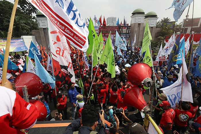 Sejumlah buruh mengikuti aksi unjuk rasa di depan gedung DPR, Jakarta, Rabu (10/8/2022).