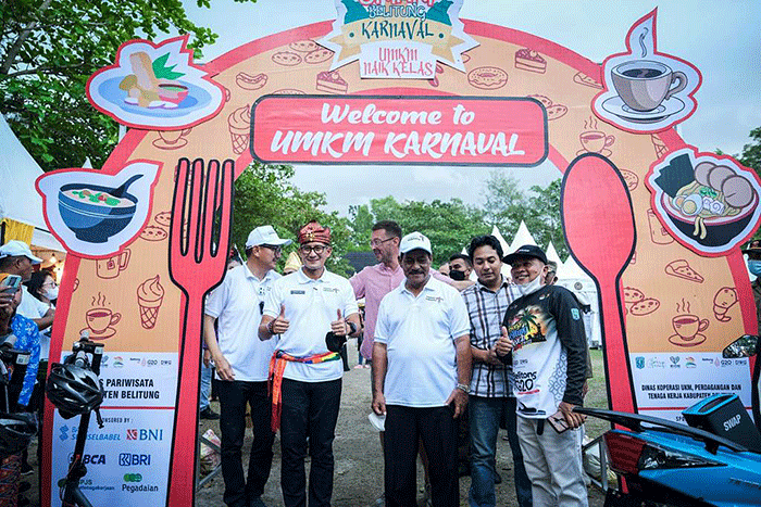 Menparekraf Sandiaga Uno saat membuka Pesona Belitung Beach Festival 2022 di kawasan pantai Tanjung Pendam, Belitung, Kepulauan Bangka Belitung.