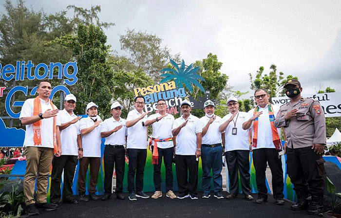 Menparekraf Sandiaga Uno saat membuka Pesona Belitung Beach Festival 2022 di kawasan pantai Tanjung Pendam, Belitung, Kepulauan Bangka Belitung.