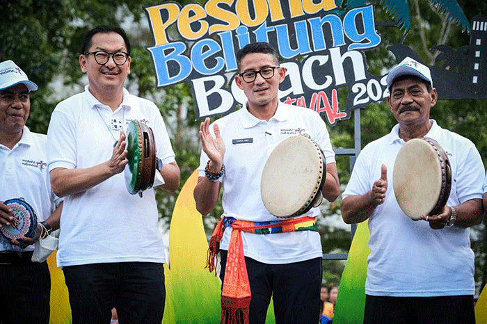 Menparekraf Sandiaga Uno saat membuka Pesona Belitung Beach Festival 2022 di kawasan pantai Tanjung Pendam, Belitung, Kepulauan Bangka Belitung.