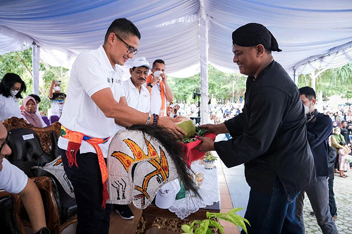 Menparekraf Sandiaga Uno saat membuka Pesona Belitung Beach Festival 2022 di kawasan pantai Tanjung Pendam, Belitung, Kepulauan Bangka Belitung.