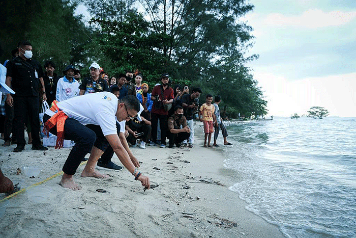 Menparekraf Sandiaga Uno saat membuka Pesona Belitung Beach Festival 2022 di kawasan pantai Tanjung Pendam, Belitung, Kepulauan Bangka Belitung.