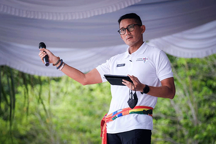 Menparekraf Sandiaga Uno saat membuka Pesona Belitung Beach Festival 2022 di kawasan pantai Tanjung Pendam, Belitung, Kepulauan Bangka Belitung.