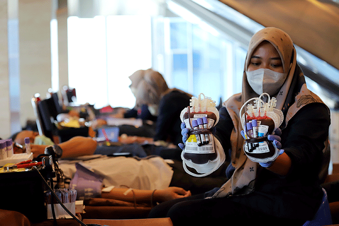 Sejumlah karyawan mengikuti kegiatan donor darah MNC Peduli bersama dengan PMI Depok di Tower 2 lantai 11, MNC Studios, Jakarta Barat, Rabu, (10/8/2022).