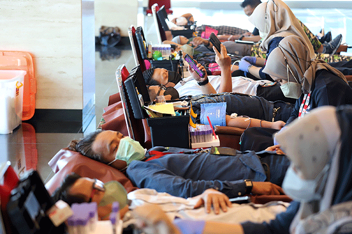 Sejumlah karyawan mengikuti kegiatan donor darah MNC Peduli bersama dengan PMI Depok di Tower 2 lantai 11, MNC Studios, Jakarta Barat, Rabu, (10/8/2022).